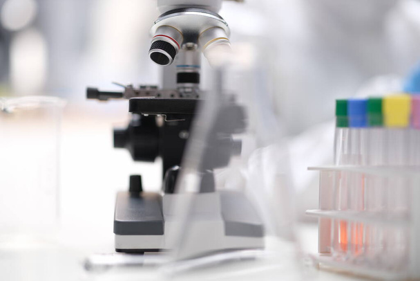Laboratório, sobre a mesa um microscópio e copos - Foto, Imagem