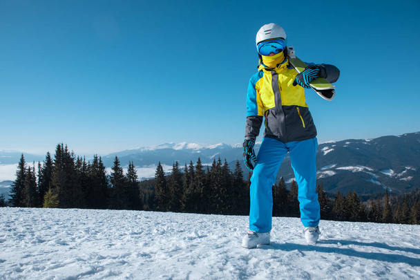 Skifahrerinnen-Porträt mit Ski auf dem Gipfel der Berge Winterurlaub - Foto, Bild