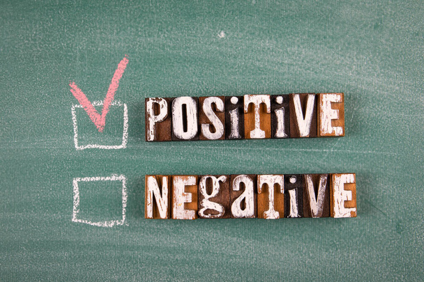 Pozitif ve negatif kavram. Yeşil tebeşir tahtası - Fotoğraf, Görsel