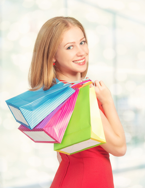 šťastná žena s taškou na nákupy v obchodě - Fotografie, Obrázek