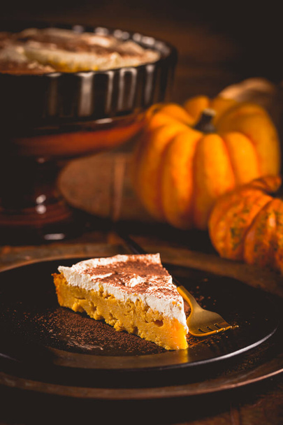 Tarte à la citrouille maison avec glaçage pour Thanksgiving - Photo, image