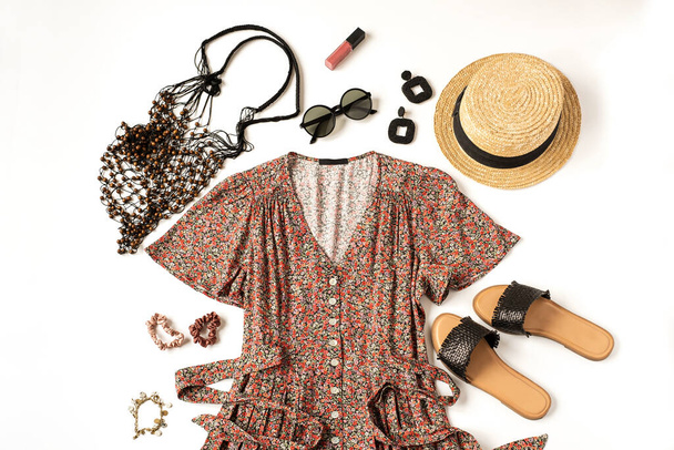 Naisellinen kesä esteettinen muoti vaatteet koostumus sundress, tossut, aurinkolasit, olki hattu, merkkijono laukku, korvakorut valkoisella taustalla. Tasainen lay, ylhäältä katsottuna minimaalinen kangas käsite - Valokuva, kuva