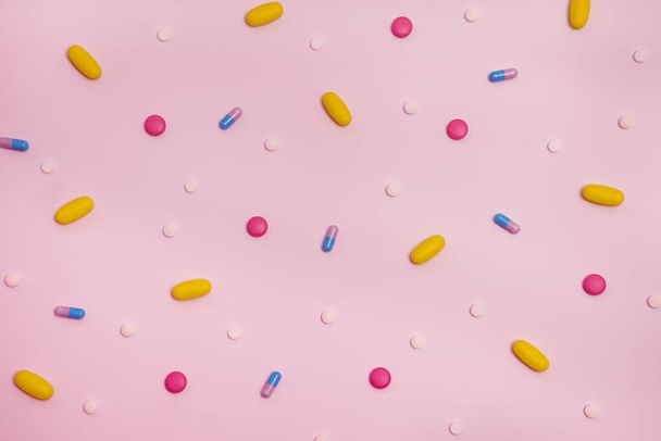 Variété de médicaments en capsules et pilules de différentes couleurs sur fond blanc - Photo, image