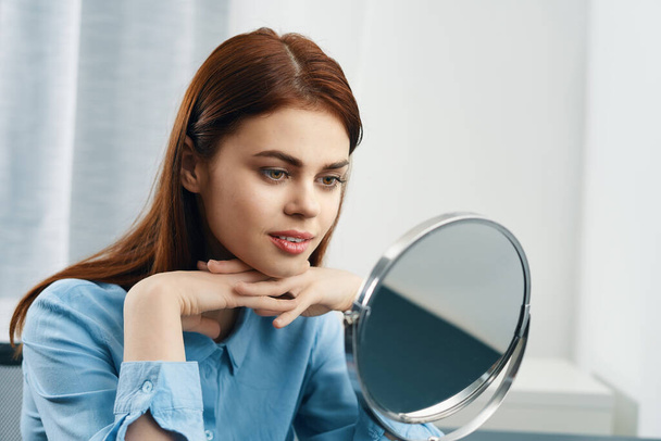 donna davanti allo specchio cosmetici cura della casa - Foto, immagini