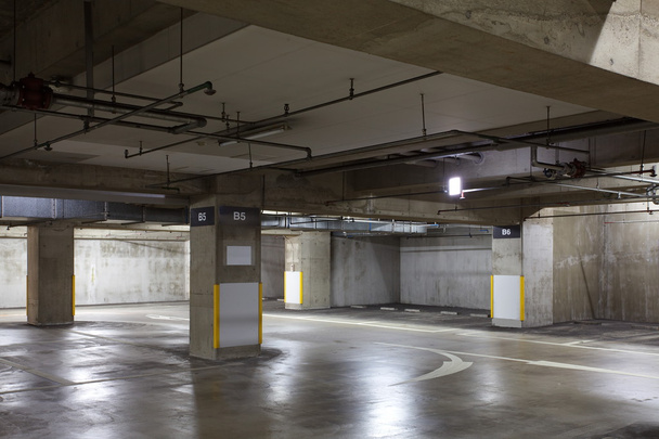 parking garaż podziemny wnętrza - Zdjęcie, obraz