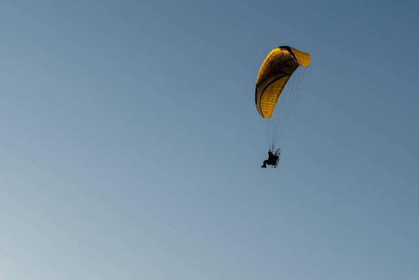 A paraglider up in the blue sky - Foto, Bild