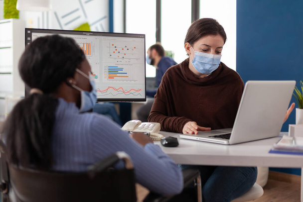 Багатоетнічна бізнес команда з медичними масками для обличчя для запобігання зараженню коронавірусом
 - Фото, зображення