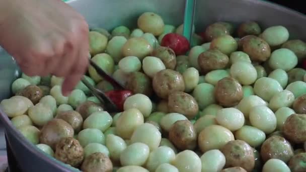 Sült húsgombóc utcai tradicionális ízlés, stock footage - Felvétel, videó