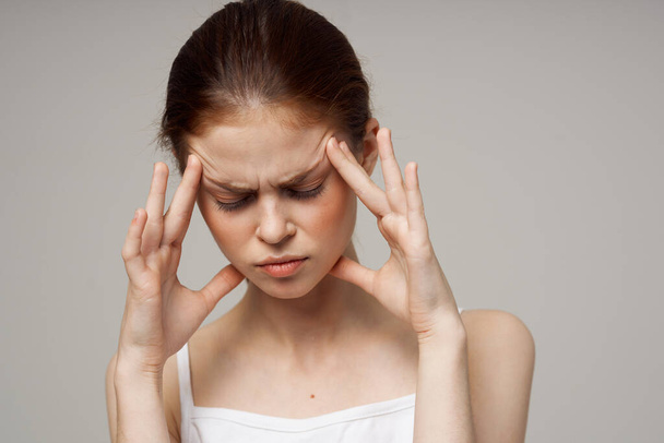 mujer en camiseta blanca dolor de cabeza problemas de salud estrés estudio tratamiento - Foto, Imagen