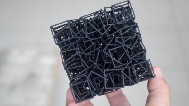 Homme tenant un modèle en plastique imprimé sur une imprimante 3D en poudre à partir de poudre de polyamide. - Séquence, vidéo