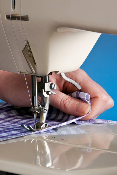 Sewing machine - is a machine used to sew fabric and materials together with thread. Sewing machines were invented during the first Industrial Revolution to decrease the amount of manual sewing work performed in clothing companies. - Foto, Imagem