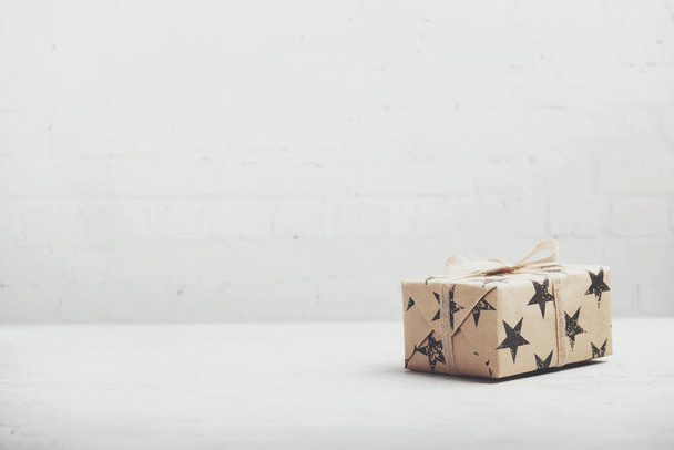 Gift box in craft paper, creative and zero waste gift wrapping - Foto, afbeelding