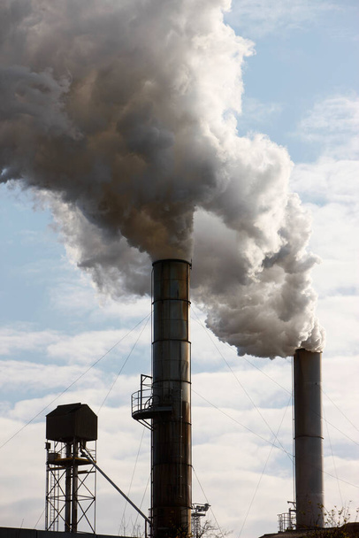 煙管が雲を作っている。二酸化炭素の大気汚染。環境汚染。フランス.  - 写真・画像