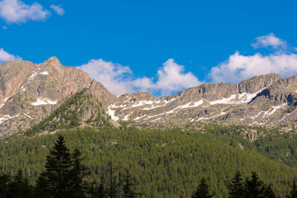 Ландшафтная гора между Церезоле-Реале и холмом Ниволет в Пьемонте, Италия - Фото, изображение
