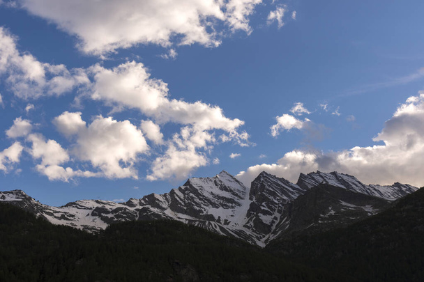 paisaje montañoso entre Ceresole Reale y la colina Nivolet en Piamonte en Italia - Foto, imagen