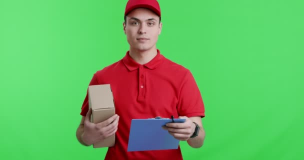 Přátelský kurýr s balíčkem dávat notepad na kameru a - Záběry, video