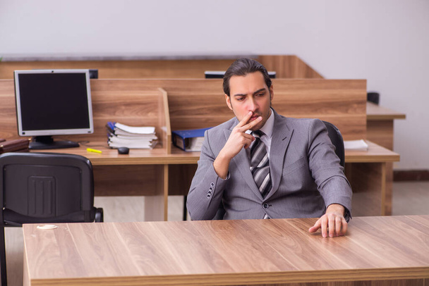 Young businessman employee sitting in the office - Φωτογραφία, εικόνα