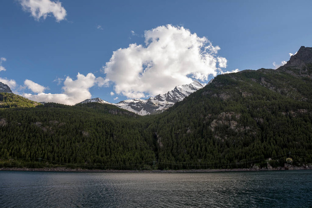montanha no lago Ceresole Reale no Piemonte, na Itália - Foto, Imagem