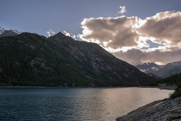 hora na Ceresole Reale Lake v Piemontu v Itálii - Fotografie, Obrázek