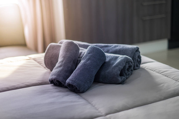 Bath towel on the bed in the hotel - Fotoğraf, Görsel