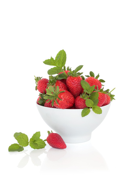 Erdbeerfrucht und Minzkraut - Foto, Bild