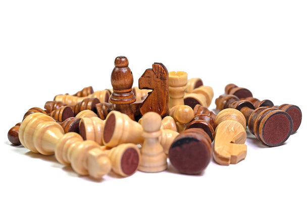 Schachfiguren vor weißem Hintergrund - Foto, Bild