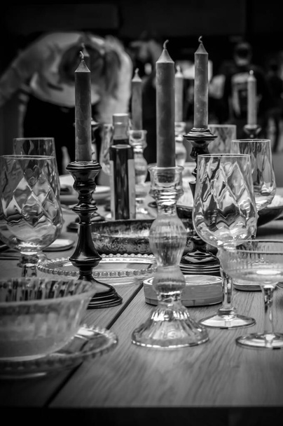 Glazen en borden op een chique eettafel in zwart-wit - Foto, afbeelding
