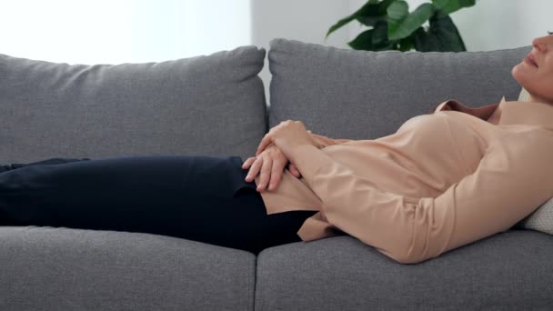 Aikuinen nainen mielenterveysongelmista makaa sohvalla kuuntelee psykologi - Materiaali, video