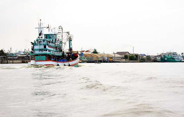Samut Songkhram, Thaiföld-augusztus 2014: Halász hajó vitorla vissza  - Fotó, kép