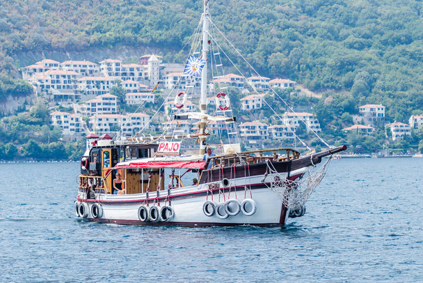 Herceg Novi, Montenegro - 23 de agosto de 2021: Barco turístico de madera en la Bahía de Kotor. - Foto, Imagen