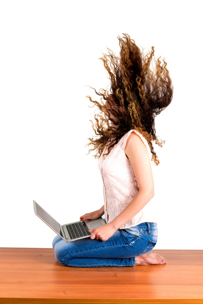 Chica voltear el pelo sostiene el ordenador portátil
 - Foto, imagen