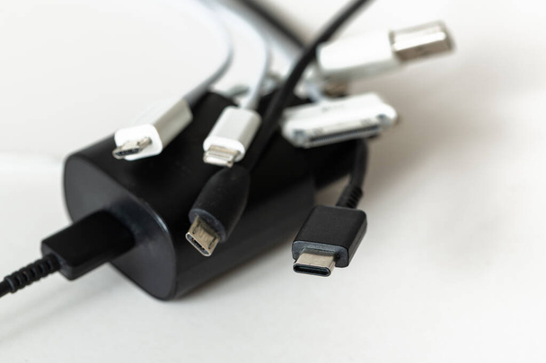 ЕС предлагает стандартизацию USB-кабелей зарядки для мобильных телефонов в соответствии со стандартом USB-C, экономию и предотвращение отходов путем стандартизации. - Фото, изображение