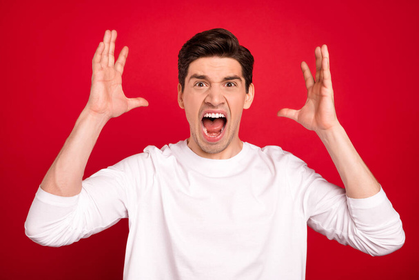 Photo portrait brunet in white shirt arguing shouting crazy irritated isolated vivid red color background - Foto, Bild