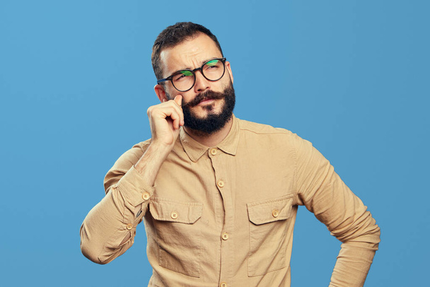 Удумливий студент з бородою в окулярах, що регулюють вуса
 - Фото, зображення