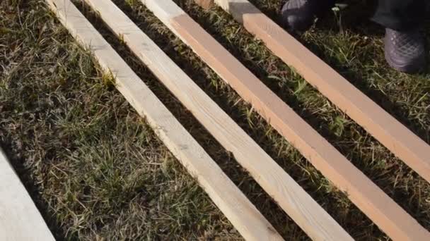Bemalen von Holzbohlen zum Schutz vor Feuchtigkeit - Filmmaterial, Video