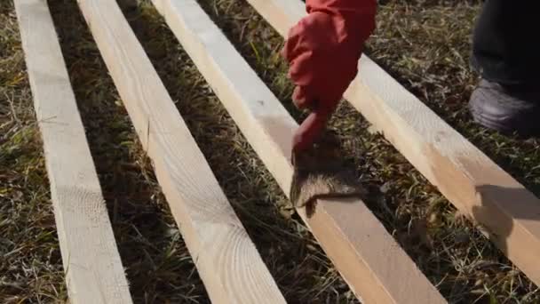 Ζωγραφική ξύλινες σανίδες για την προστασία από την υγρασία - Πλάνα, βίντεο