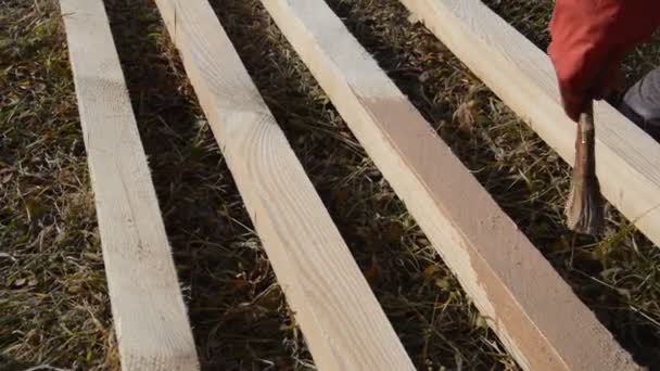 Schilderen van houten planken ter bescherming tegen vocht - Video