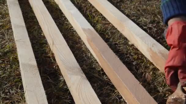 Фарбування дерев'яних дощок для захисту від вологи
 - Кадри, відео