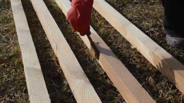 Фарбування дерев'яних дощок для захисту від вологи
 - Кадри, відео