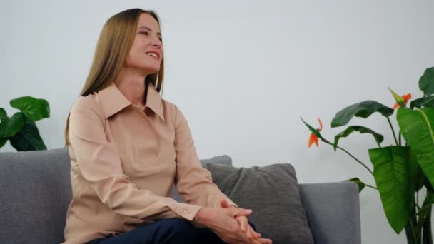 Mulher adulta sorridente paciente com problemas de saúde mental conversando com psicólogo - Filmagem, Vídeo