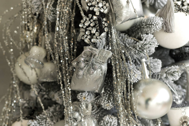 Detail dovolené umístění s hračkami a věnce na bílém a šedém vánočním stromečku - Fotografie, Obrázek