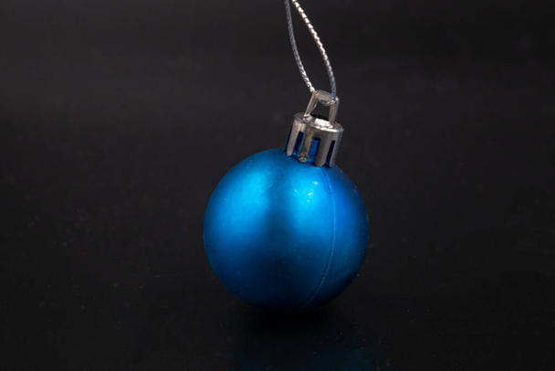 niebieski Boże Narodzenie piłka izolowane na czarnym tle - Zdjęcie, obraz