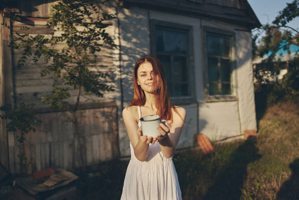 симпатичная женщина с кружкой в руке - Фото, изображение