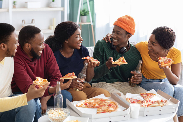 Grupo de afro-americanos millennials dando festa em casa - Foto, Imagem