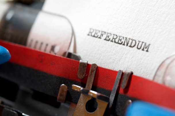 La palabra referéndum escrita con una máquina de escribir. - Foto, Imagen