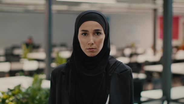 Нещаслива безробітна мусульманська леді в хіджабі стоячи в сучасному офісі
 - Кадри, відео