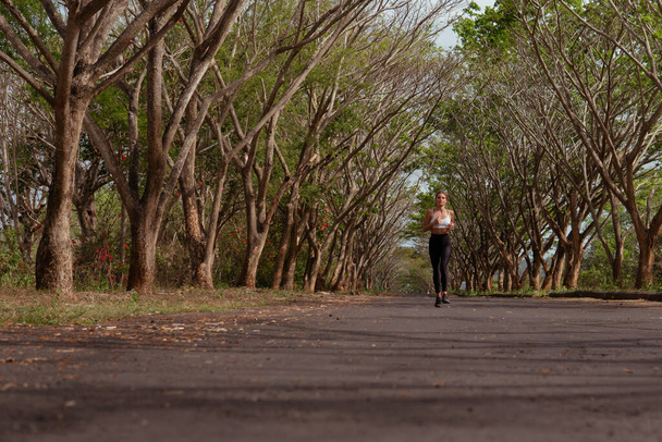 Güzel kız sonbahara doğru koşar - Fotoğraf, Görsel