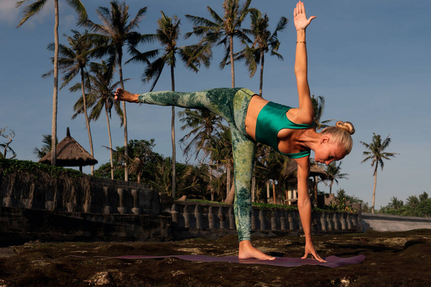 beautiful woman doing yoga - Foto, imagen