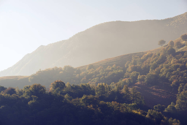 Silueta de colinas en Lescun Valley, Aspe Valley en Francia. - Foto, imagen
