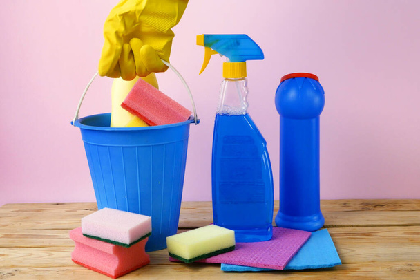 plastový kbelík se štětcem, rukavicemi a čisticími prostředky v kuchyni, koš s čisticími prostředky, detailní záběr - Fotografie, Obrázek